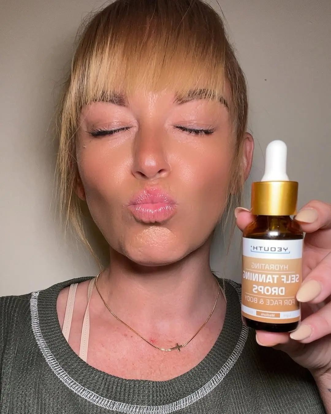 Customer using YEOUTH Self Tanning Drops — golden glow results