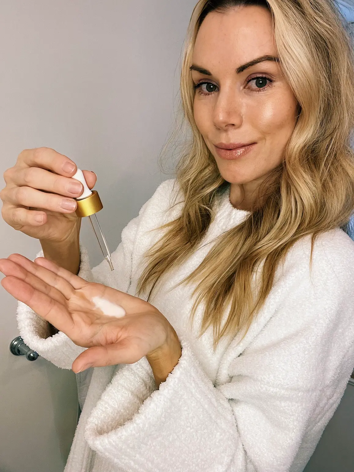 Customer showing Self Tanning Drops sun-kissed results