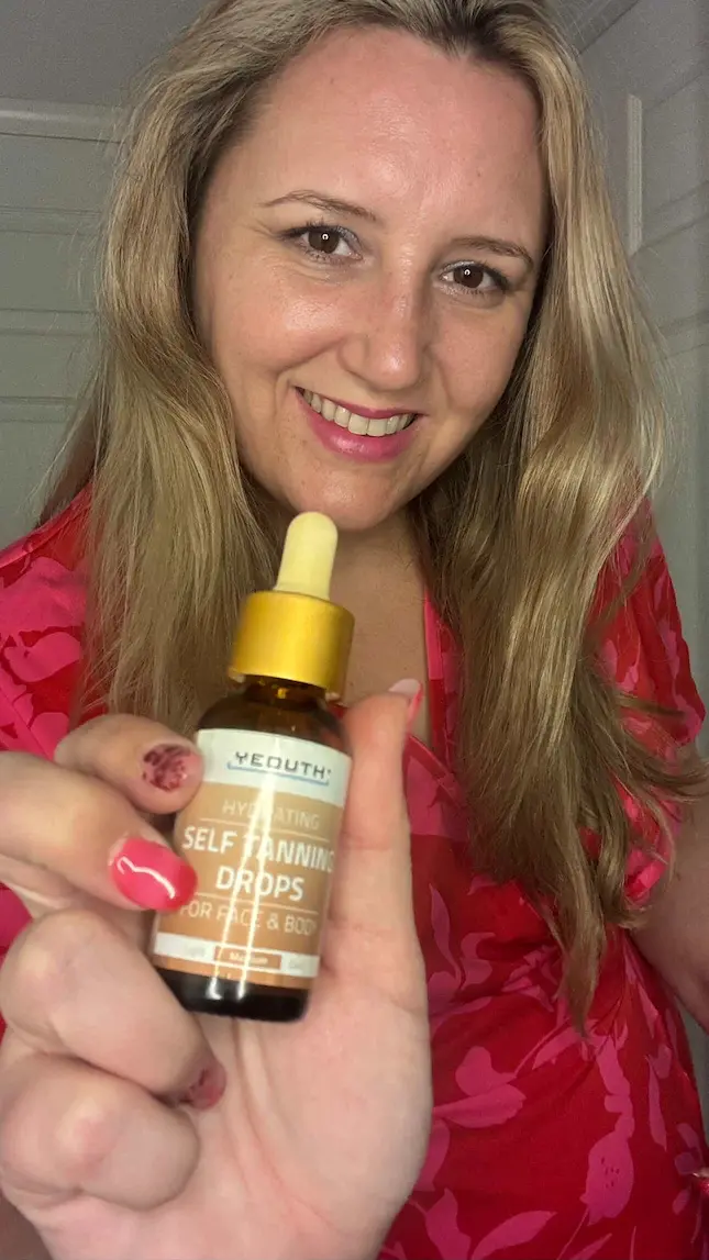 Customer showcasing natural tan with Tanning Drops